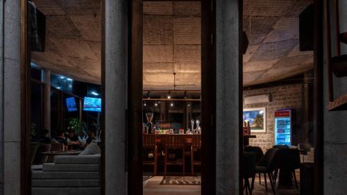 een restaurant met een bar met tafels en stoelen bij Paradise Retreat Hon Son in Lai Sơn