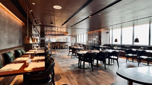 Un restaurante u otro lugar para comer en InterContinental Hotels Zhengzhou Zhengdong