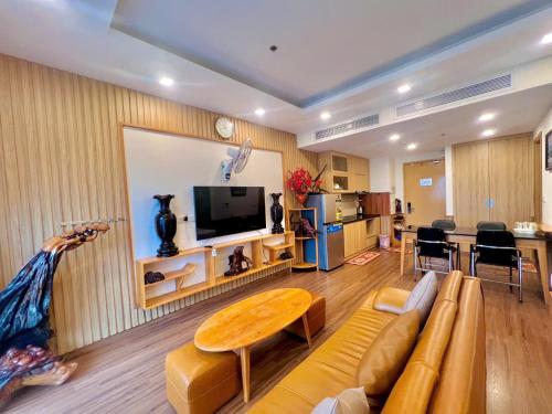 a living room with a couch and a table at FLC Sea Tower QUY NHƠN-Căn Hộ Du Lịch 5 Sao-Cách Biển 40m-Hồ Bơi-View Biển in Quy Nhon