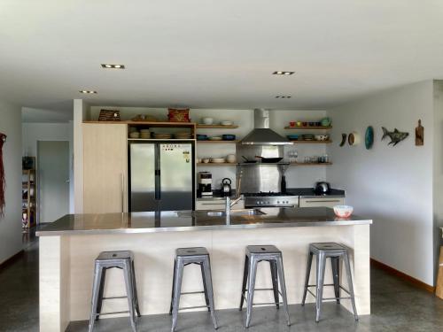 Η κουζίνα ή μικρή κουζίνα στο Tropical Oasis in the Heart of Māpua