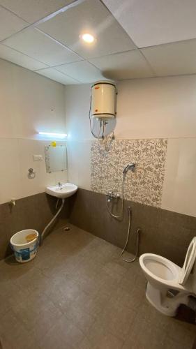 a bathroom with a toilet and a sink at Lijo Ruban Home Stay in Kodaikānāl