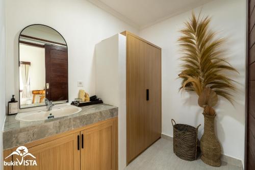 Koupelna v ubytování Romeo Beachfront Bungalow by Bukit Vista