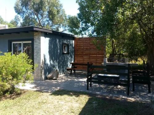 Un par de bancos sentados al lado de un edificio. en Reencuentro, en Mar del Plata