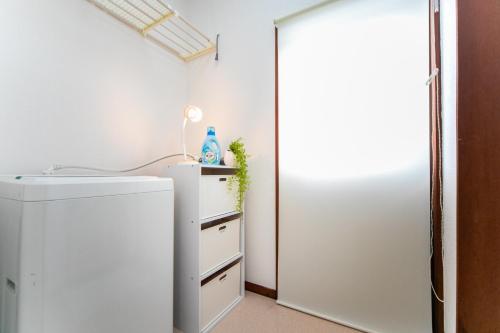 Un baño con un refrigerador blanco y un espejo. en Takashima - House - Vacation STAY 68992v, en Takashima