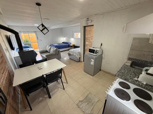 ペリト・モレノにあるLa Cascaruda Suites y Deptosのキッチンとリビングルームのある部屋