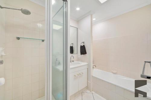 een badkamer met douche en wastafel bij 1-20 Bauer Street in Bargara