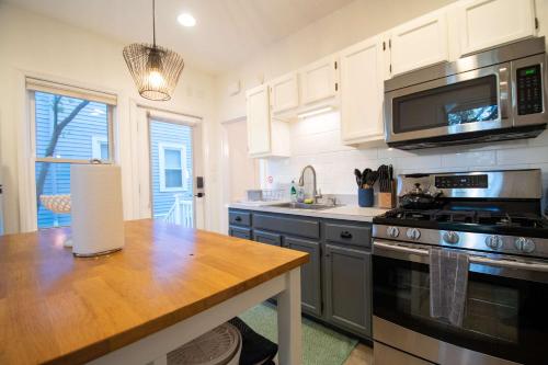 una cocina con estufa y microondas en Cambridge Base Steps to Porter Square, en Old Cambridge