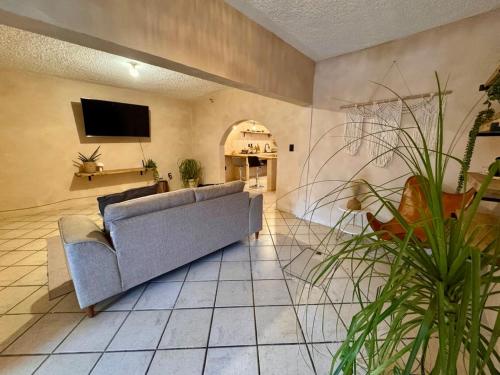 オアハカにあるCasa Resplandorのソファとテレビのあるリビングルーム