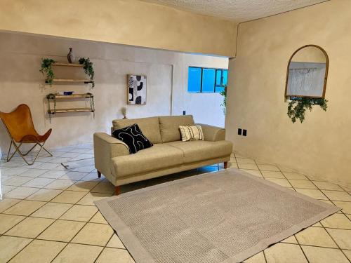 オアハカにあるCasa Resplandorのソファとテーブルのあるリビングルーム