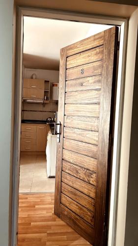 eine Holztür, die in eine Küche führt in der Unterkunft Departamento Premiun Victoria I in San Juan