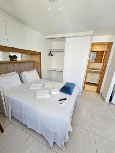a bedroom with a large white bed in a room at Brookfield Towers - Jardim Goiás By Rei dos Flats in Goiânia
