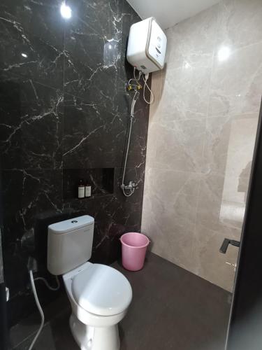 ein Badezimmer mit Toilette und Dusche in der Unterkunft QueeNdra Villa in Tlekung
