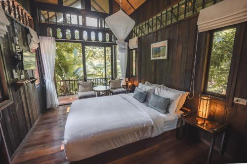 Postel nebo postele na pokoji v ubytování เวียงปันดาว เชียงดาว