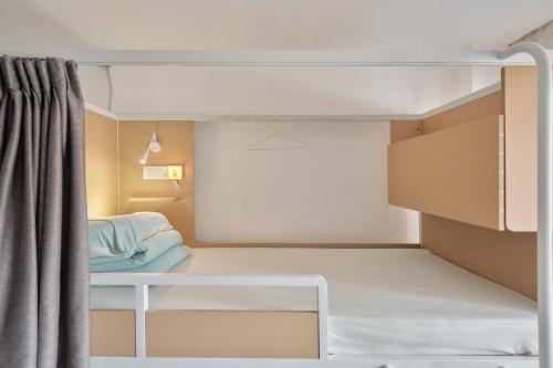 En eller flere senge i et værelse på Tiaohai Living Youth Hotel