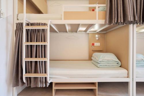 Postel nebo postele na pokoji v ubytování Tiaohai Living Youth Hotel