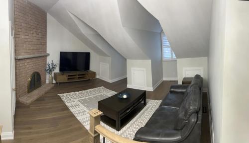 TV a/nebo společenská místnost v ubytování Beautiful Lake Side Neighbourhood Home in Ajax, ON