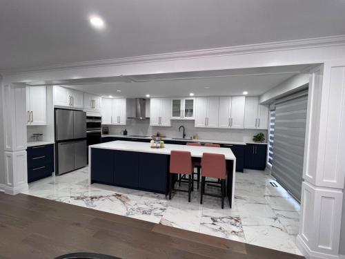 Kuchyň nebo kuchyňský kout v ubytování Beautiful Lake Side Neighbourhood Home in Ajax, ON