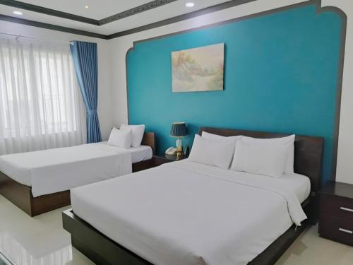 Una cama o camas en una habitación de La Serena Retreat