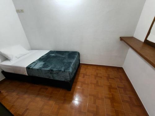 Uma cama ou camas num quarto em Roomiie Hostel