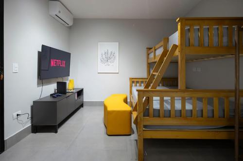 TV a/nebo společenská místnost v ubytování 113-Studio Amplo e completo com ar condicionado prox UEL