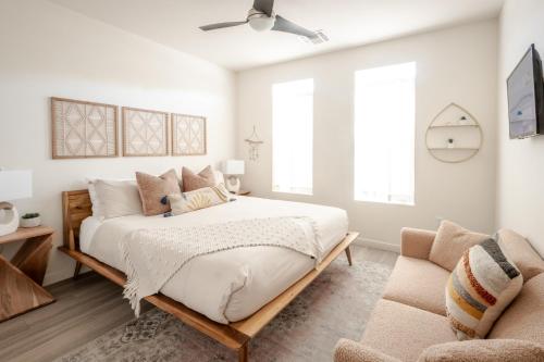 Postel nebo postele na pokoji v ubytování Surf Inn Lake Powell Sleeps 15 Hot Tub Views