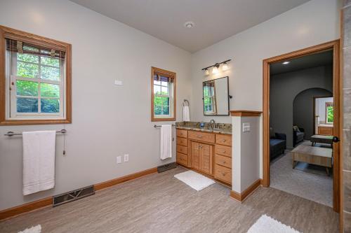 Ένα μπάνιο στο Elegant Fulton Columbia Estate 8 bd 6 ba on 10 acres