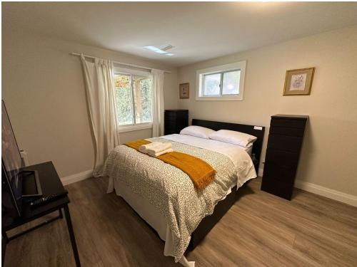 ein Schlafzimmer mit einem Bett und einem Fenster in der Unterkunft Spacious 2 Bedroom & 2 Bathroom Suit Near Fairview Mall & Waterloo Airport in Kitchener