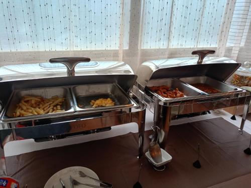 een buffetlijn met schalen vol eten en andere voedingsmiddelen bij The Taksim Patong Beach Hotel in Patong Beach