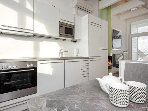 Køkken eller tekøkken på 6 person holiday home in Wendtorf