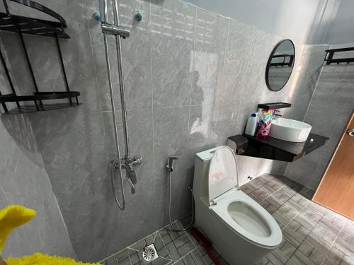 a bathroom with a shower and a toilet and a sink at Battambang Local Homestay in Phumĭ Svay Chh'êh