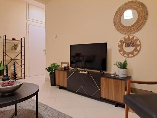 Μια τηλεόραση ή/και κέντρο ψυχαγωγίας στο Cozy City Center Apartment