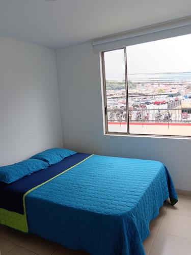 Un dormitorio con una cama y una ventana grande en Estratégico! Cerca CC Aqua - Clínica Keralty - Ibagué, en Ibagué