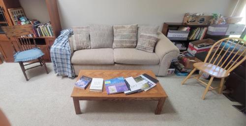 Χώρος καθιστικού στο Private Room 2 - Prime City Access - Welcome to the Cat House - Due to a medical allergy we regret that we can NOT accommodate guests wearing fragrance including perfume and cologne, and also guests who smoke including smoke on clothing