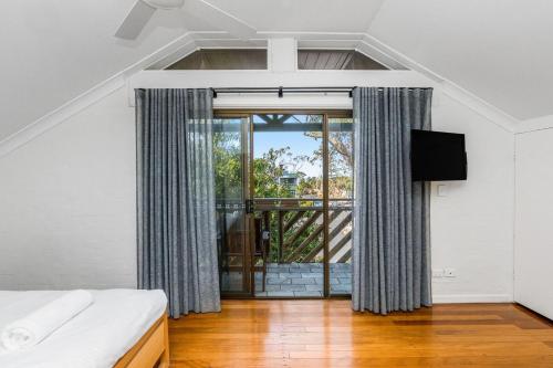 Postel nebo postele na pokoji v ubytování Balcony On Lawson - 6 - 34 Lawson Street