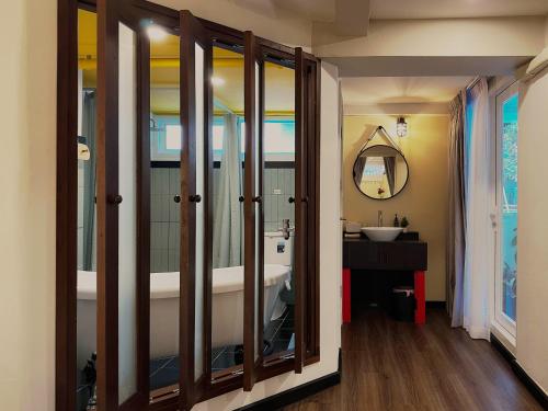 a bathroom with a bath tub and a sink at Belivin'98 Sense of Pier Sathorn Residence in Bangkok