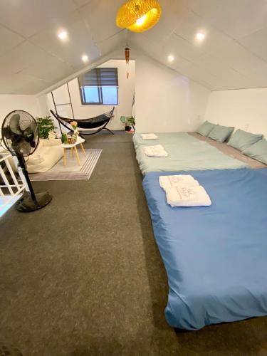 a room with a bed and a hammock in it at Nhà Bi Homestay in Xã Tân Phát