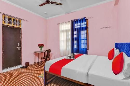 ein Schlafzimmer mit einem großen Bett und einem Tisch in der Unterkunft Hotel O ADORA STAY in Bheta