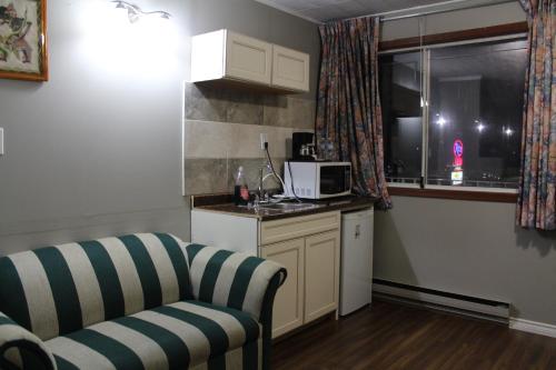 Η κουζίνα ή μικρή κουζίνα στο Ritz Inn Niagara