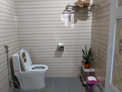 baño con aseo y planta en Đồi Gió Homestay & Campsite, en Ha Giang