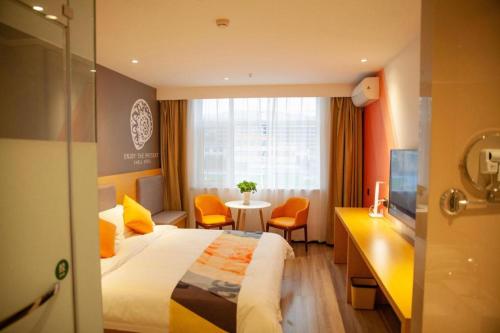 een hotelkamer met een bed, een tafel en stoelen bij Shell Hotel Shanxi Xinzhou Wuning County Fengwu Square in Ningwu