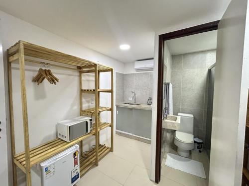 Ένα μπάνιο στο Flat funcional mobiliado com cozinha e WC privativo apt107
