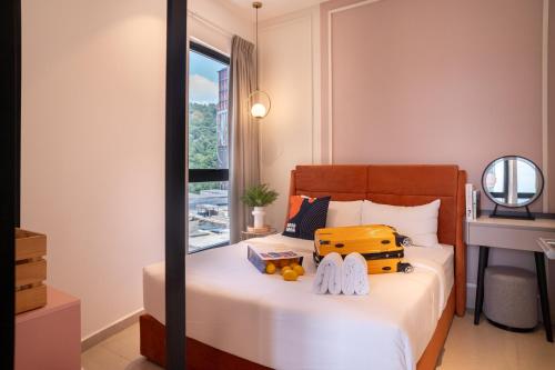 ペタリンジャヤにあるPaxtonz Leisure Suites Kuala Lumpurのベッドルーム1室(スーツケース付きのベッド1台付)