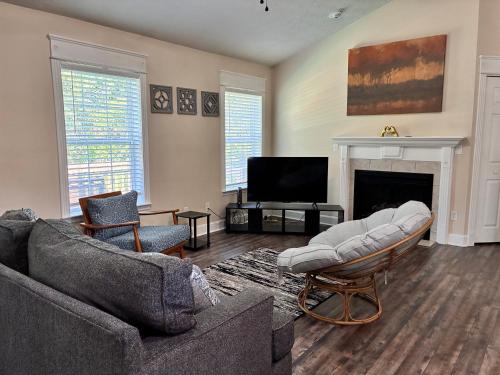 Una sala de estar con un sofá y una chimenea. en KALMNEZ 10 minutes from FLW, en Saint Robert