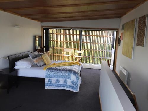 Ένα ή περισσότερα κρεβάτια σε δωμάτιο στο Absolute waterfront, secret garden & luxurious add on options