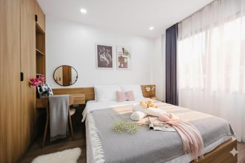 um quarto com uma cama, uma secretária e uma janela em Label6 coliving Quang Khanh em Hanói