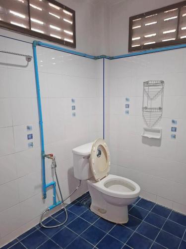 a bathroom with a toilet with a hose at Padang Besar In front of Border Private room & Hostel in Sathani Padang Besa