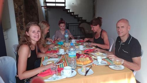 Khách lưu trú tại Elegance Range Resort