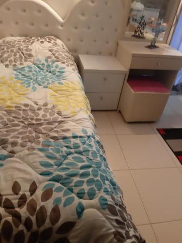 een slaapkamer met een bed en een dressoir en een bed sidx sidx bij Stone dream in Polje