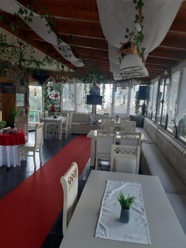 een restaurant met witte tafels en witte stoelen bij Stone dream in Polje
