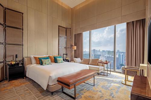 een slaapkamer met een groot bed en een groot raam bij Sofitel Singapore City Centre in Singapore